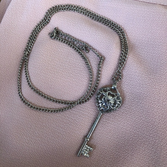 Silver plated key pendant - Picture 4 of 5